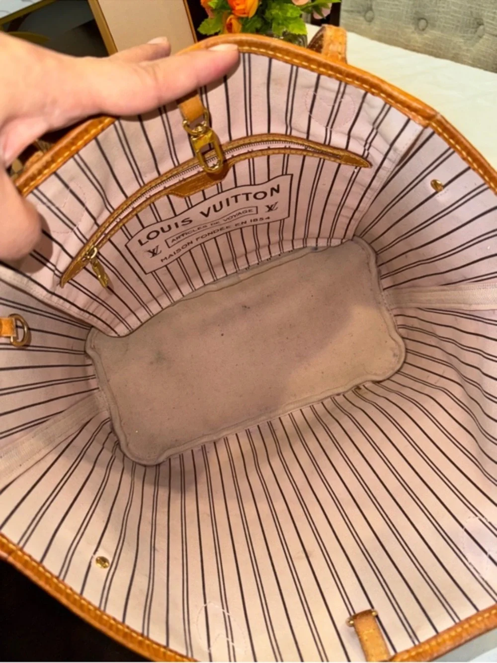 Authentic Louis Vuitton Neverfull MM bag with pink interior - Picture 9 of 14